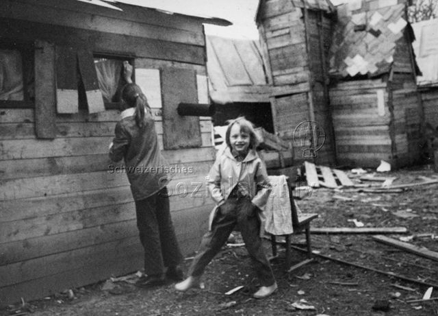 "Robinsonspielplatz Volta, Basel" - Mädchen posiert für Foto; 1972