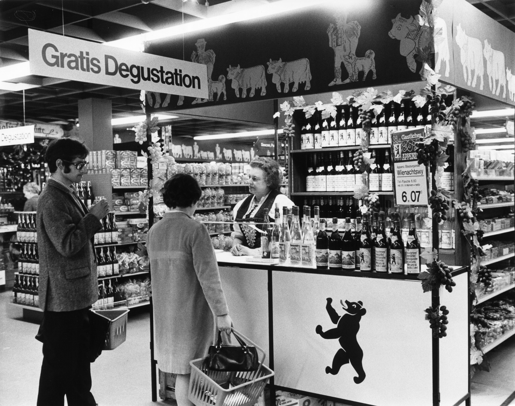 Appenzeller-Wochen in einem Supermarkt: Angestellte und Kunden an Degustations-Stand