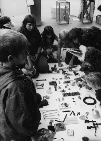 "Spielwagen Basel, Schulhaus Vogelsang" - Kinder beim Basteln; 1976