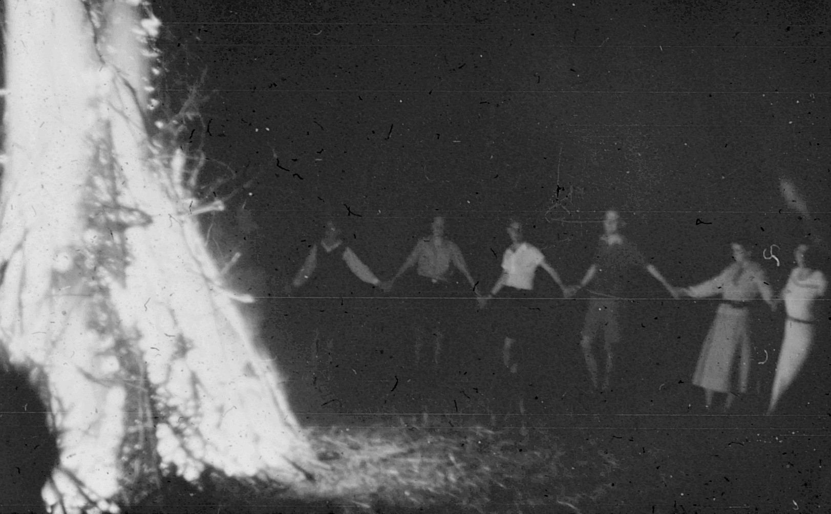 Kreistanz um ein loderndes Feuer