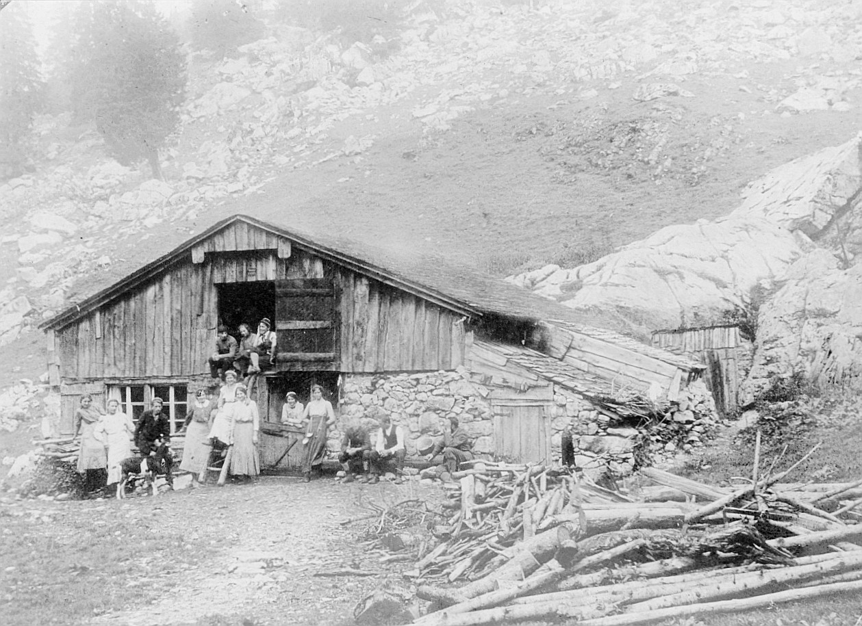Standquartier der Wandervogel-Ortsgruppe Wädenswil im Milchbühler Bisital - Gruppenporträt Wandervögel vor der Hütte (Standquartier)