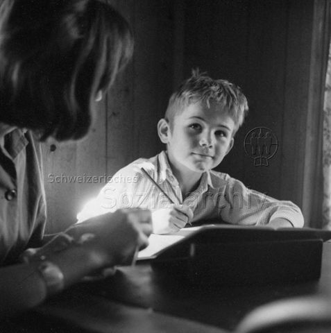 Praktikantinnenhilfe - Junge beim Lernen unterstützt durch Praktikantin; um 1965