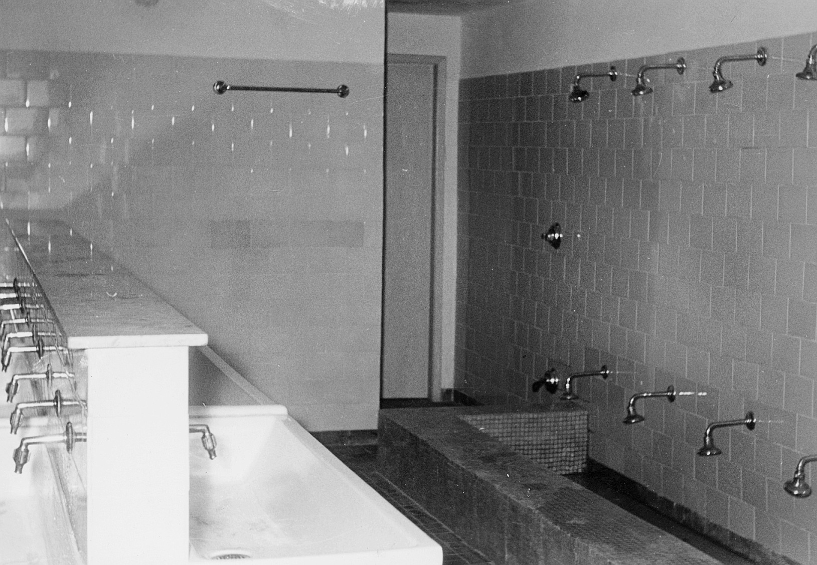 Internationales Kindertreffen in Cervia, Sommer 1958; Duschen und Waschbecken