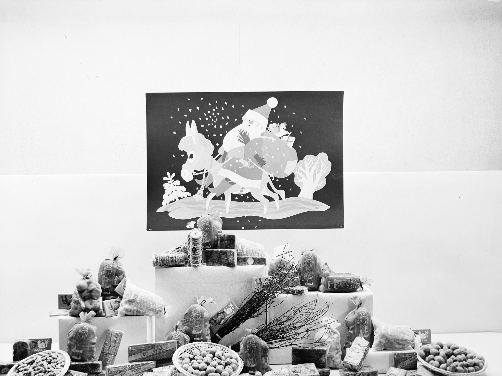 Schaufenster Filiale LVZ: Samichlaus von Moritz Kennel, Nüsse etc.