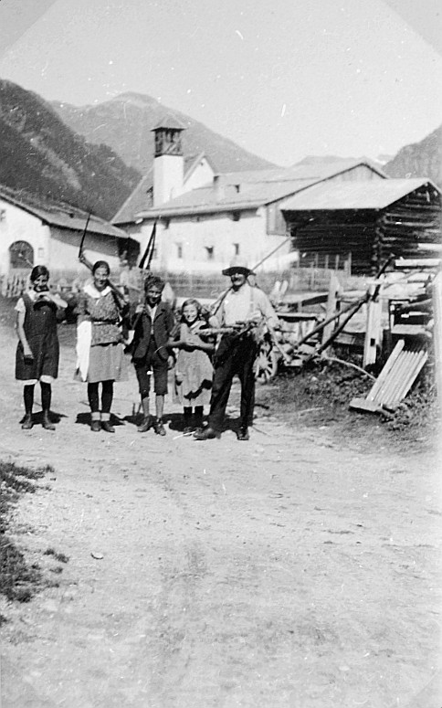 Sommerfahrt: Bündner Familie in Sulsana (=Susauna/Engadin?) (1929)