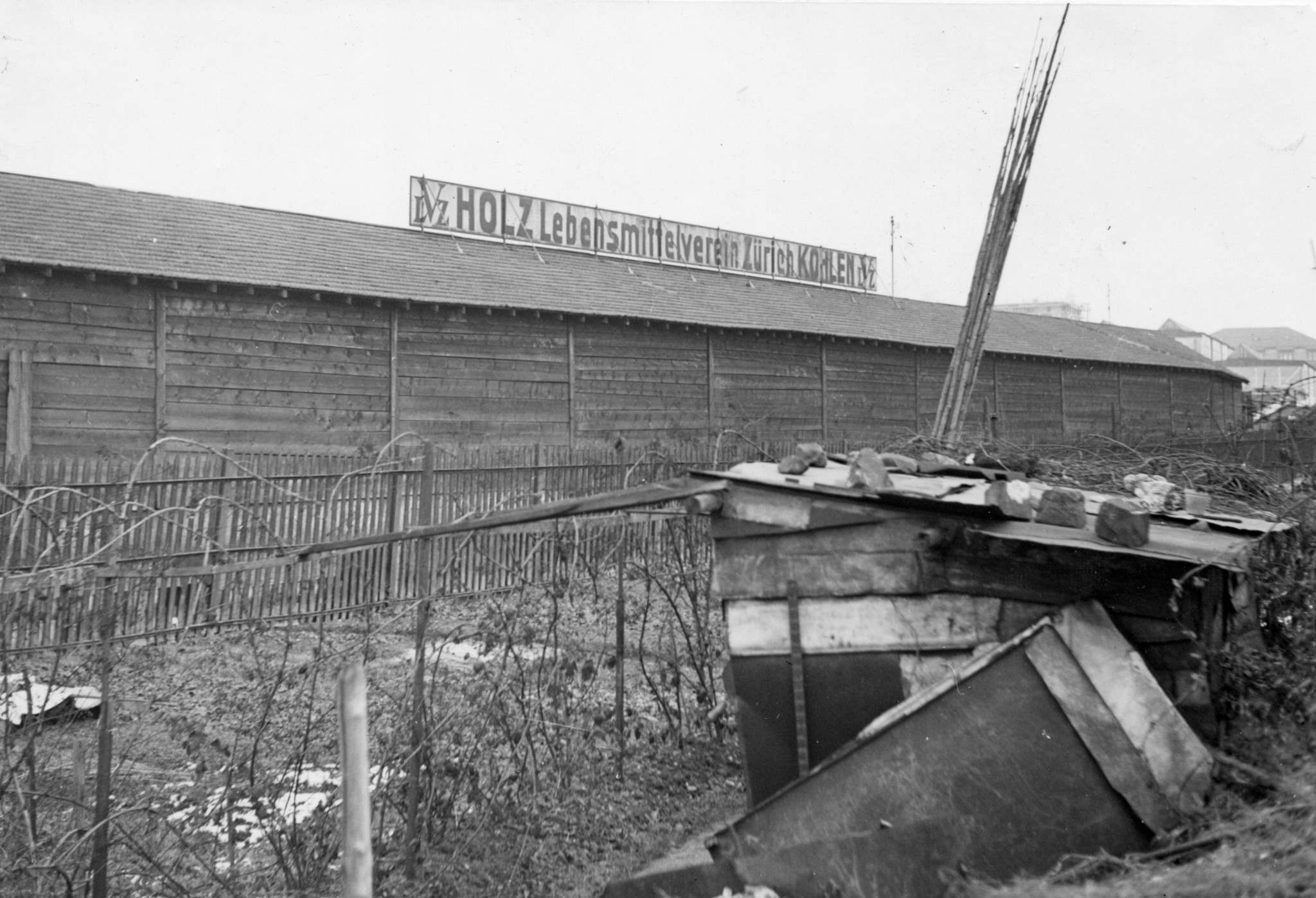 Holz- und Kohlelager an der Turbinenstrasse in Zürich: Aussenansicht der Lagerhalle des Lebensmittelvereins Zürich LVZ