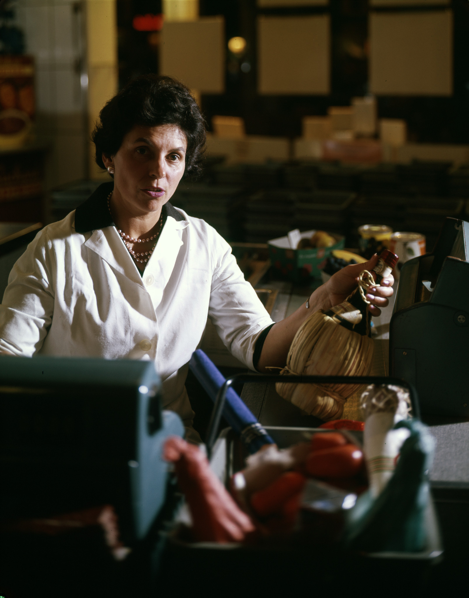 Verkäuferin an der Kasse einer LVZ-Filiale, ca. 1970