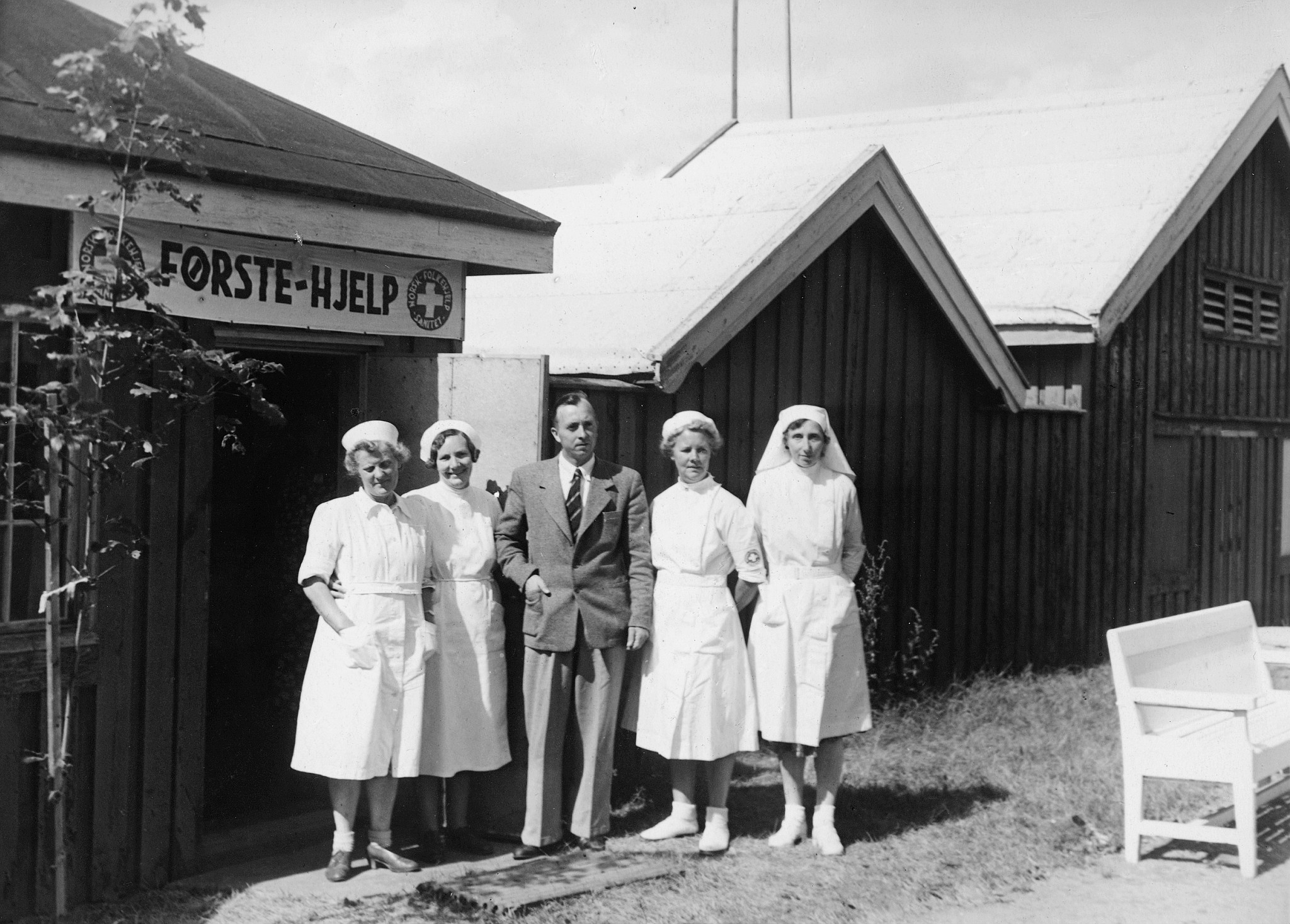 Vier Schwestern und ein Mann posieren vor einer Erste-Hilfe-Station in Norwegen
