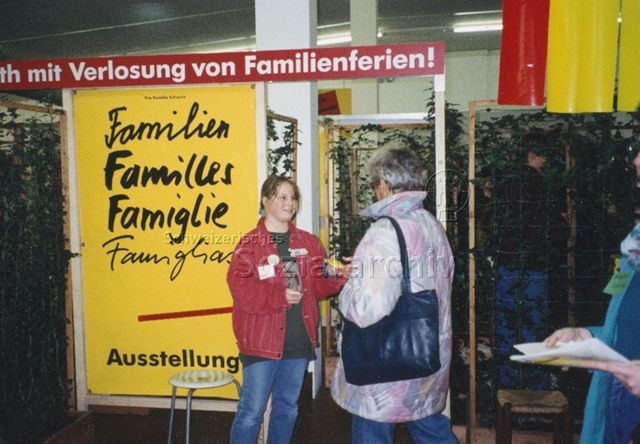 Messestand, evt. an der OFFA 1994 in St. Gallen - Jugendliche verteilt Flyer