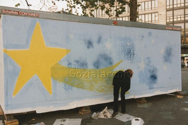 "DVK 96 'Lehrlinge malen Container an'" - Lernende beim Sprayen an der Rückwand; 1996