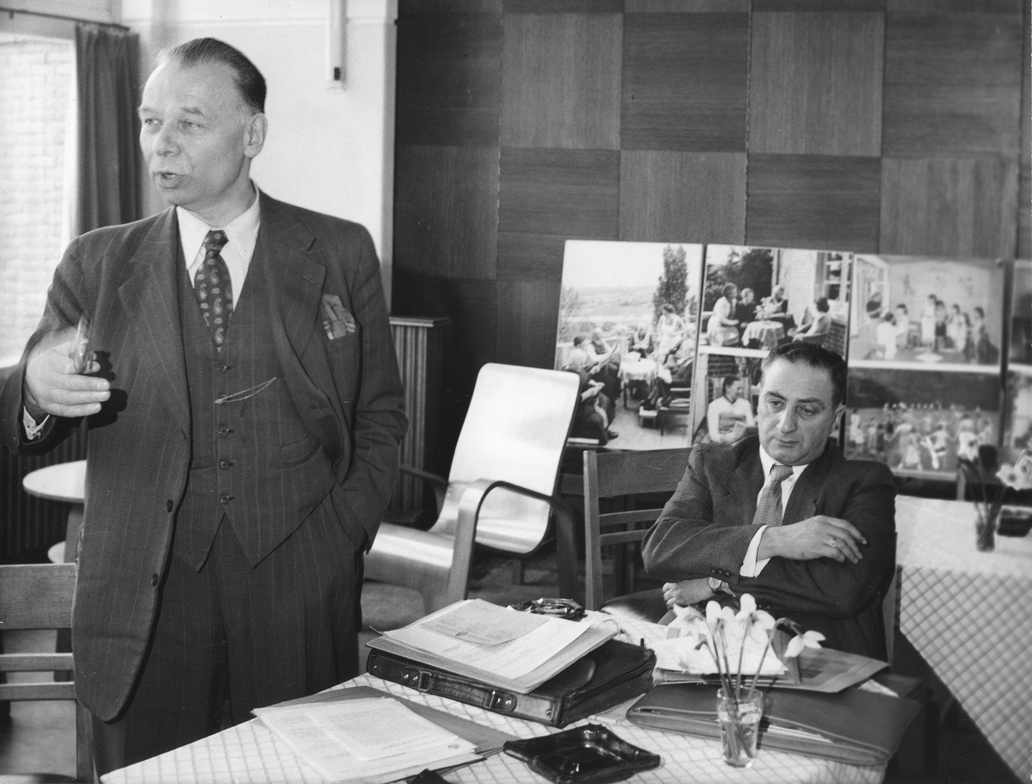 "Konferenz: Internat. Arbeiter- Hilfswerk in Egmond (Holland) 17/19. 4 1953. Voring ?, Vorsitzender der Partei der Arbeit Holland".