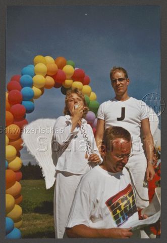 Aktion der HAZ: "Rainbow-Wolke of Love" im Vorfeld der kantonalen Abstimmung zum Partnerschaftsgesetz (08.09.2002) – Engel mit Megaphon<br>