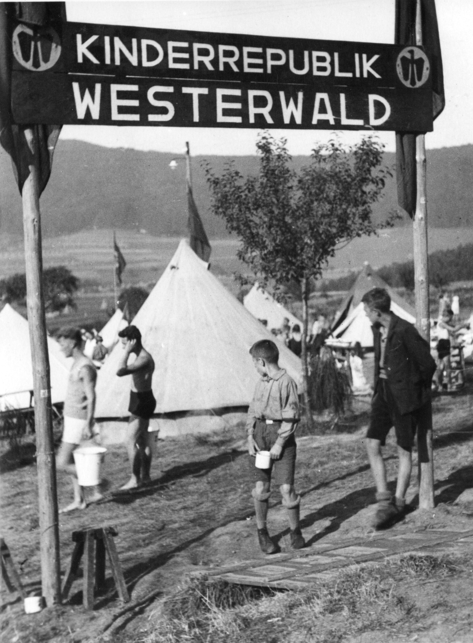 "Kinderrepublik Westerwald"; Eingangstor zum Lager der Roten Falken