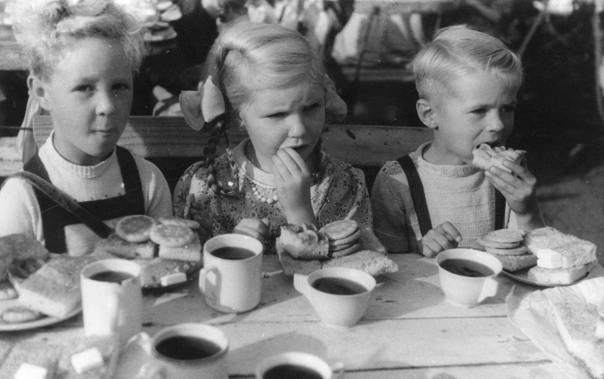"Hamburg - St. Georg Kinderfest Sept. 47"; Kinder essen Kekse und Kuchen und trinken Tee