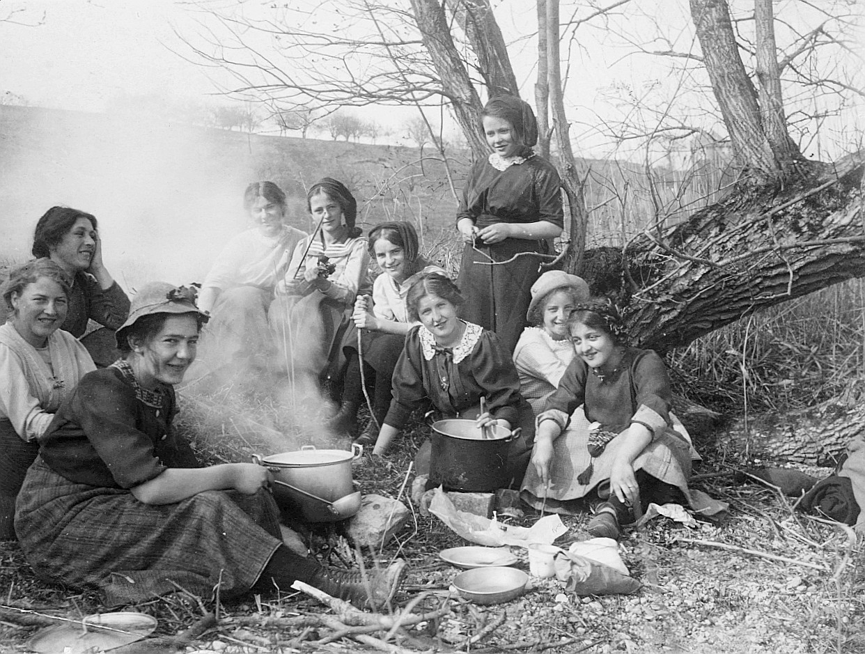 Wandervogelfahrt der Seminaristinnen 1910/14 der Ortsgruppe Küsnacht an den Bodensee - Wandervögel (junge Frauen) sitzen bei einem B