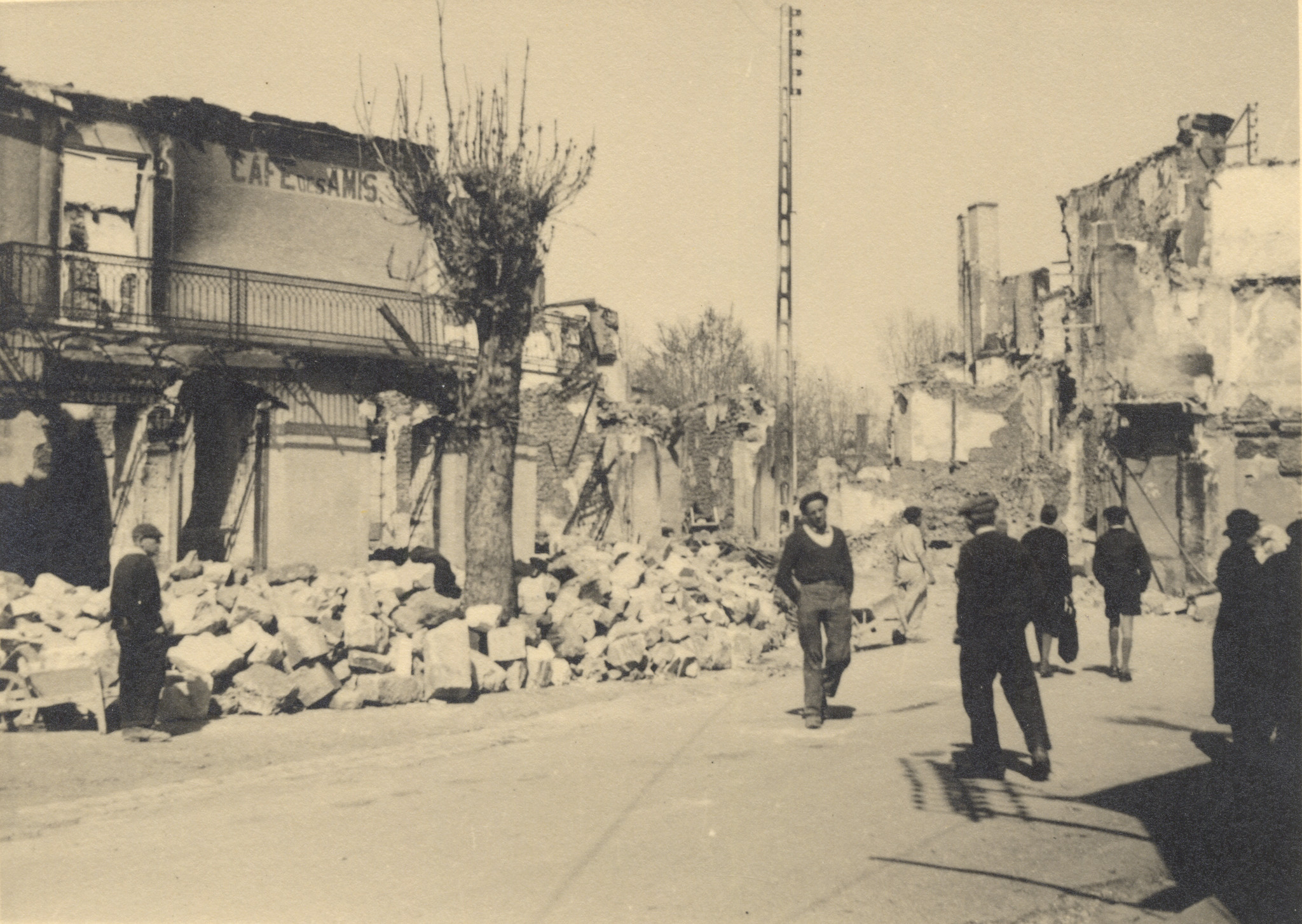 "Rouffignac 1944." Im Krieg zerstörtes Dorf, nicht identifizierbarer Ort [Rouffignac in Poitu-Charentes?]
