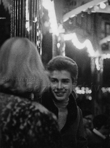 "Klausenmarkt Frauenfeld, 'Tourbillon du neige' - Kantonsschüler lädt seinen 'Besen' zur nächsten Fahrt ein"; um 1960