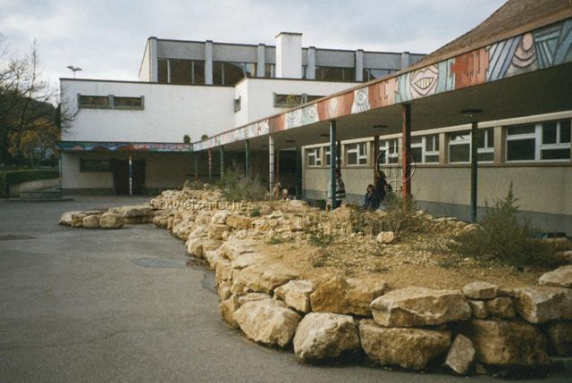"Vernissage Plakate Aktionstag 1996" - Aussenansicht Schulhaus