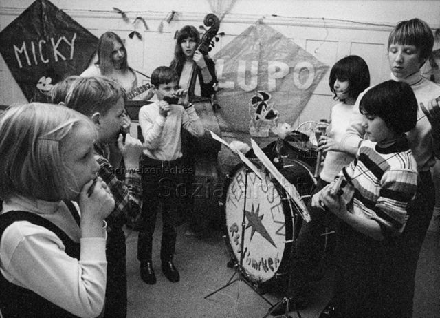 Kinder beim Musizieren, um 1975