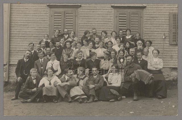 Gruppenfoto vor einem Haus, Kurgäste in Gamperdon, 03.07.1915