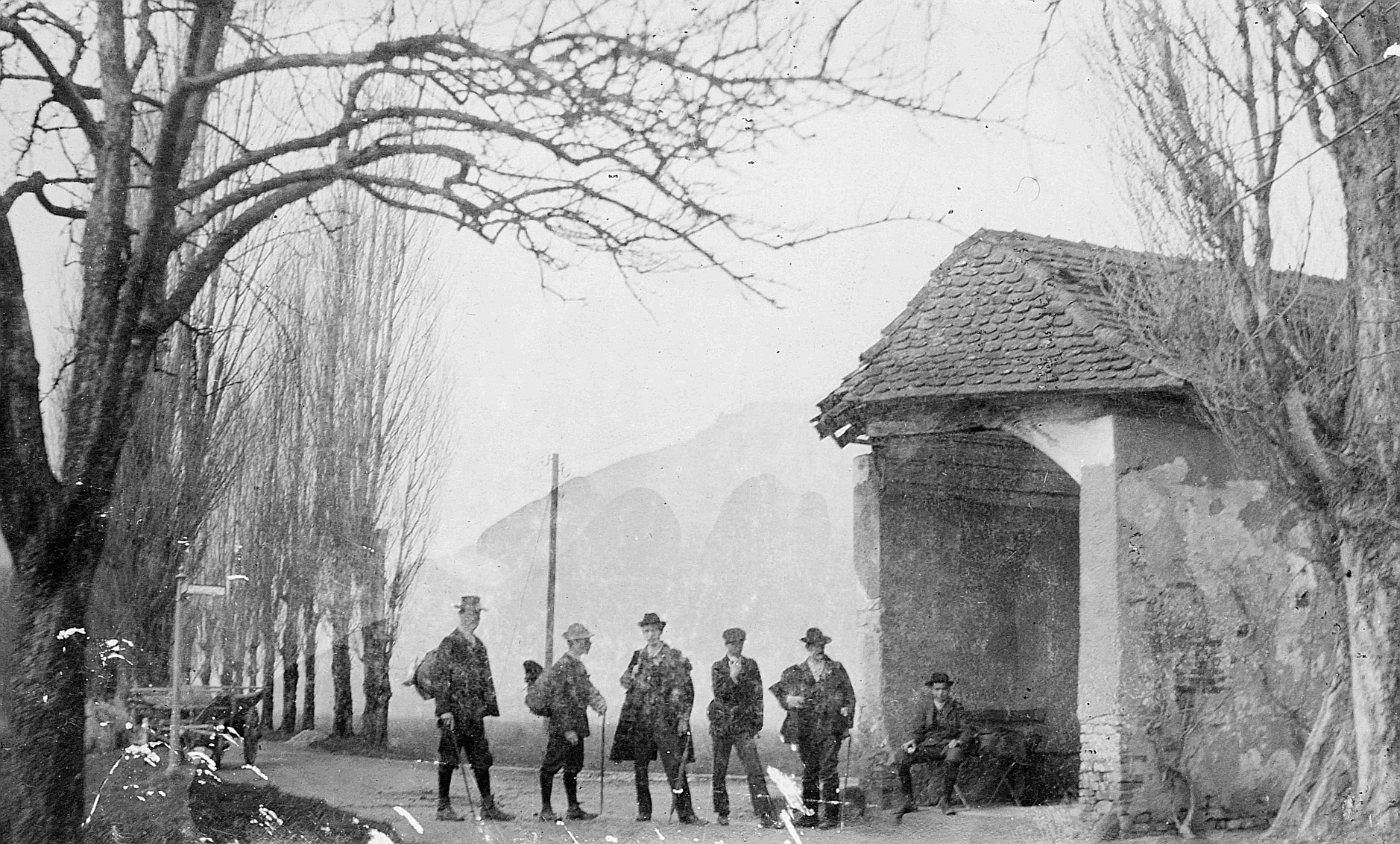 Gruppenporträt von Schweizerwandervögeln auf einer Schwarzwaldfahrt (1908)