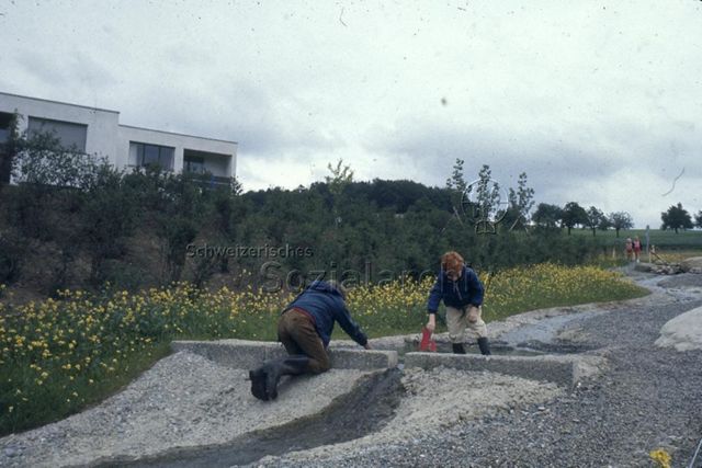 "Betoniertes Spielbächlein" - Zwei Jungen beim Spielen mit Schiffen; um 1970