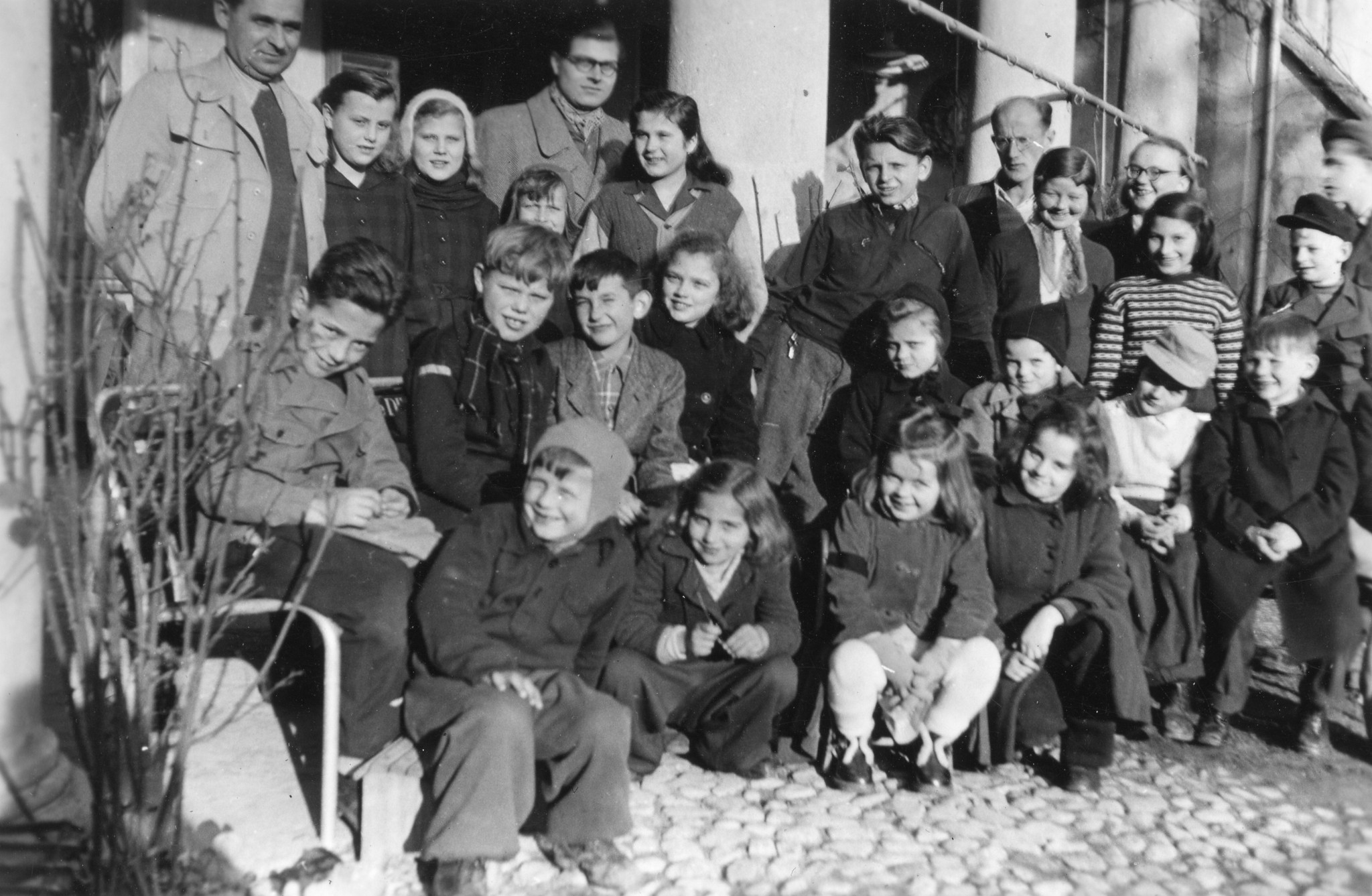 Tschechische Kinder in Brusata, Dezember 1951 bis März 1952; vermutlich ein Porträt einer Gruppe von Heimkindern und deren Heimleiter