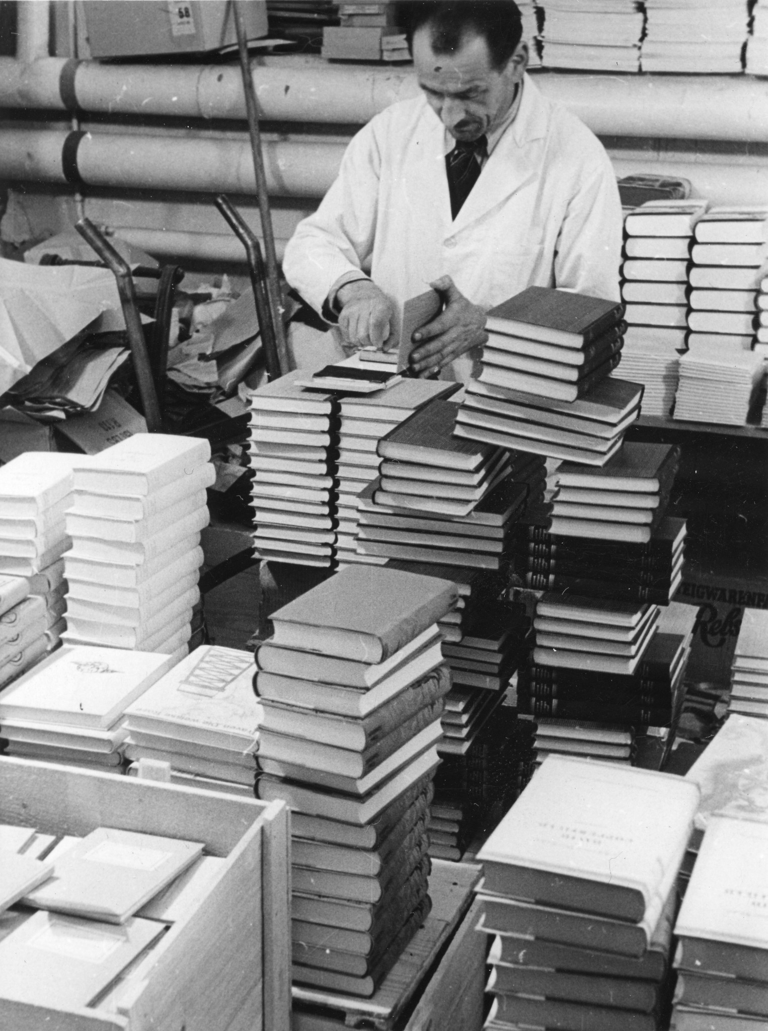 Ein Mitarbeiter stempelt die geschenkten Bücher