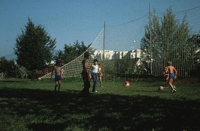Spielplatz "St. Anton, Luzern" - Jungen beim Fussballspielen; um 1975