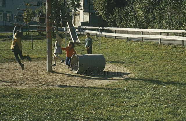 "Kinderspielplatz Brunnadern" - spielende Kinder, Betonröhre, Rutschbahn, Karussell; um 1980