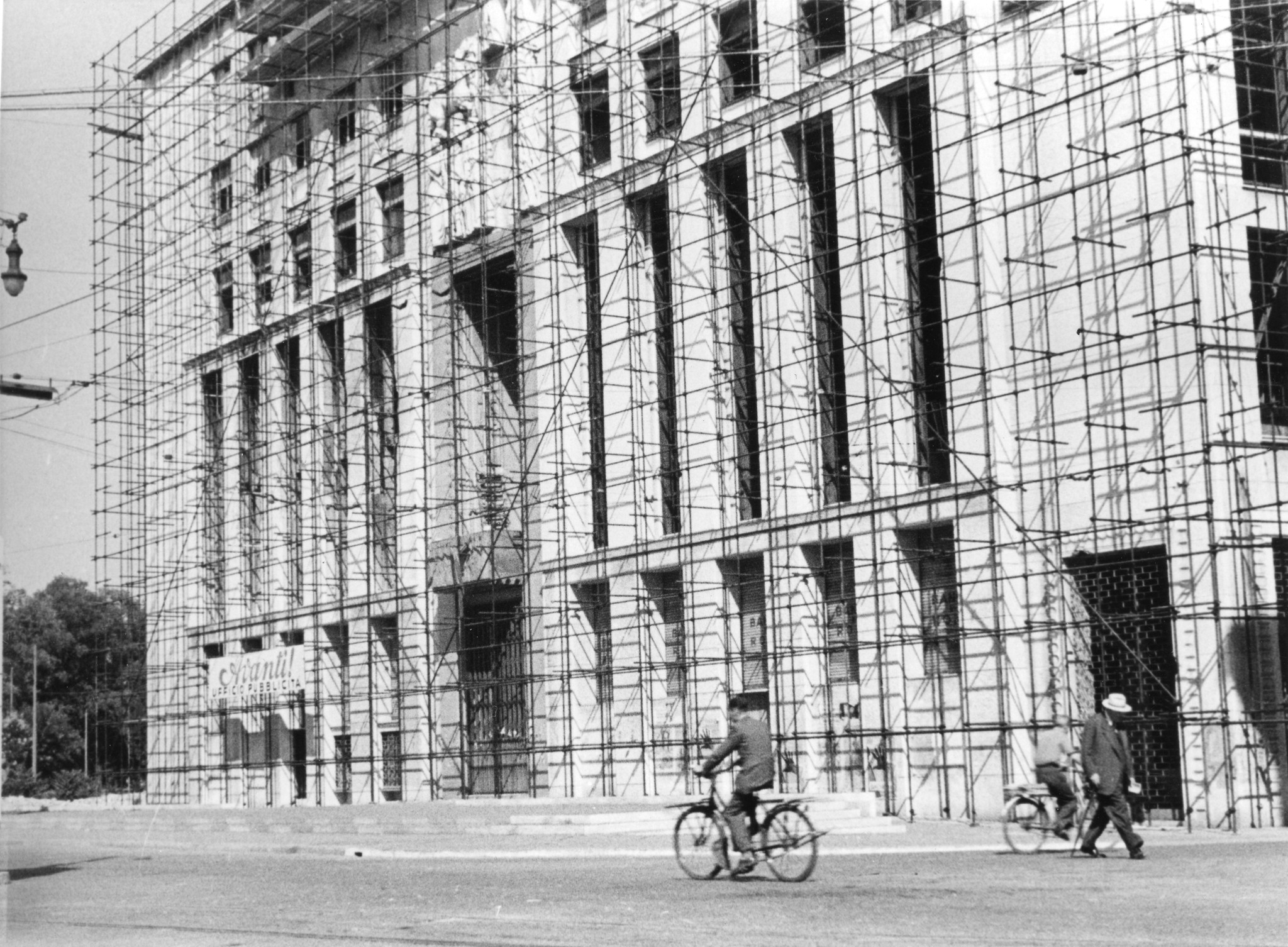 "Milano. Ein Bürogebäude wurde der Sitz des Avanti."; Aussenansicht des Gebäudes
