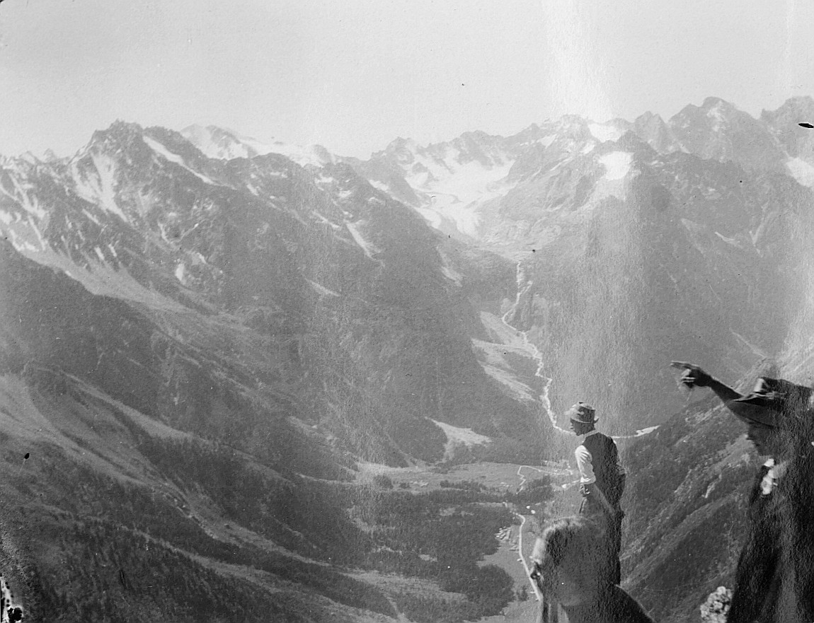 Wandervögel in Graubünden beobachten die Landschaft: Ansicht der Berge und des Tals - Grosse Fahrt von Peter Jud (1909)
