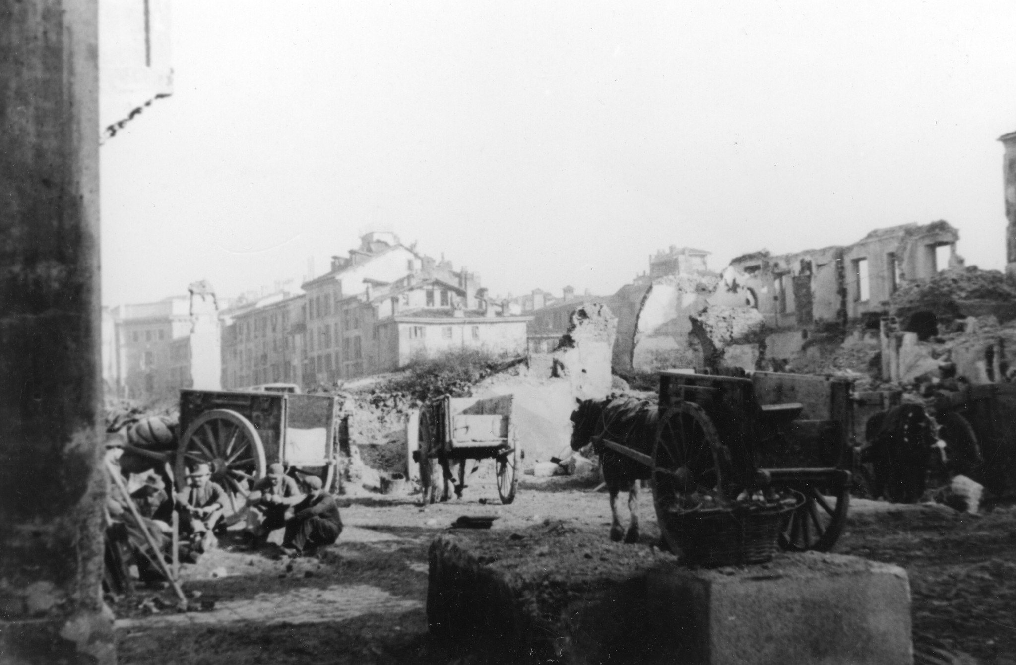 Italienreise 1945/1946 durch Torino, Milano, Arese und Cresseglio; ein von Bomben zerstörter Stadtteil Mailands; Männer von Aufräumarbeiten Pause machend