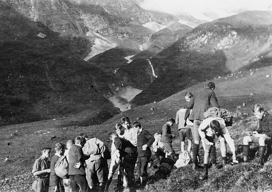 Ferienlager des Wandervogels Weissenberge ob Matt (Sernftal) - Wandervogel in den Bergen (1924)
