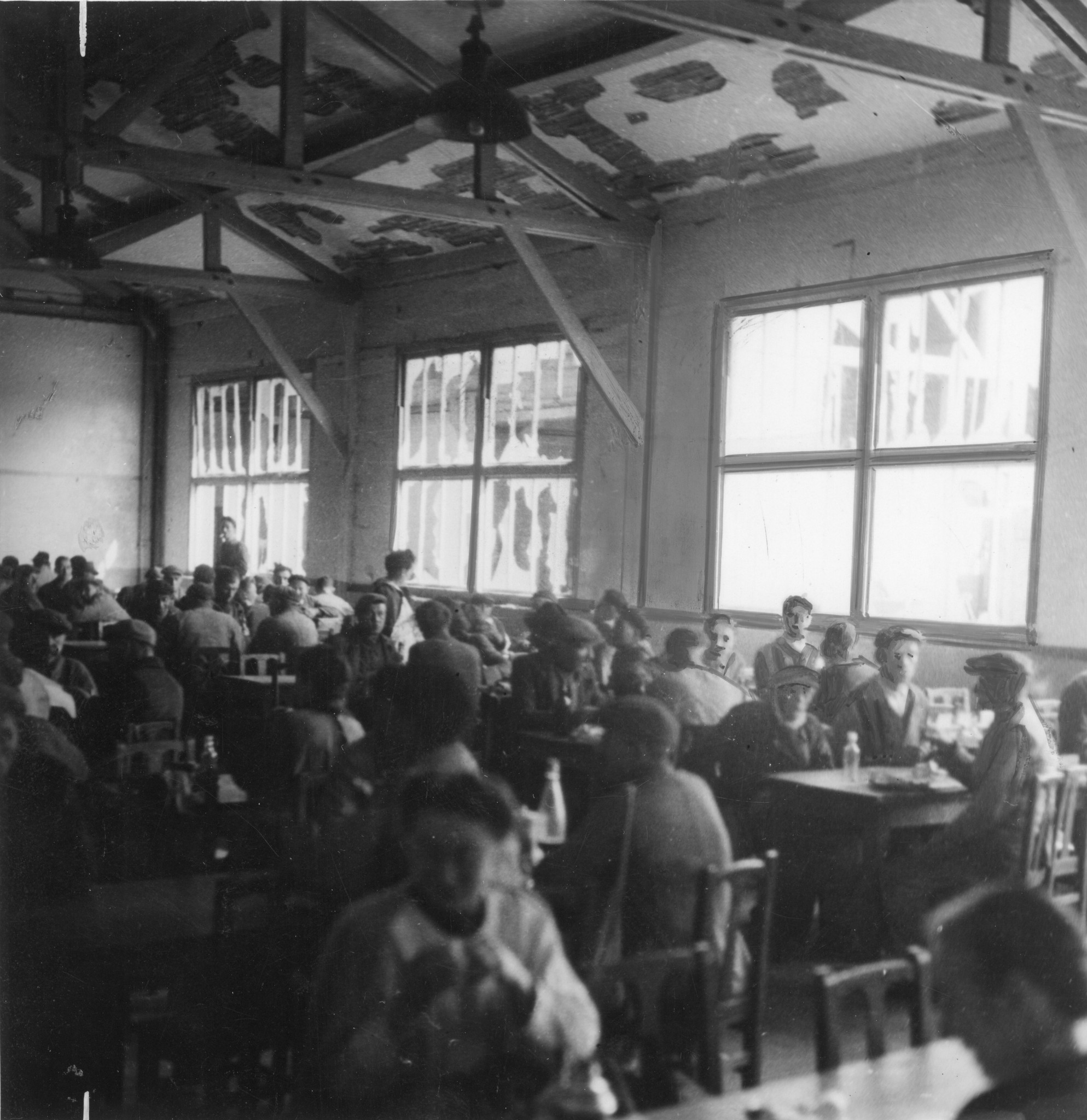 "Lyon, Oktober 1944. In der Kantine bei Berliet, wo die Arbeiter eine Mittagsmalzeit einnehmen, eine Suppe und zwei Wassergemüse! Es hat keine Fenster mehr. Es ist schon winterlich..."