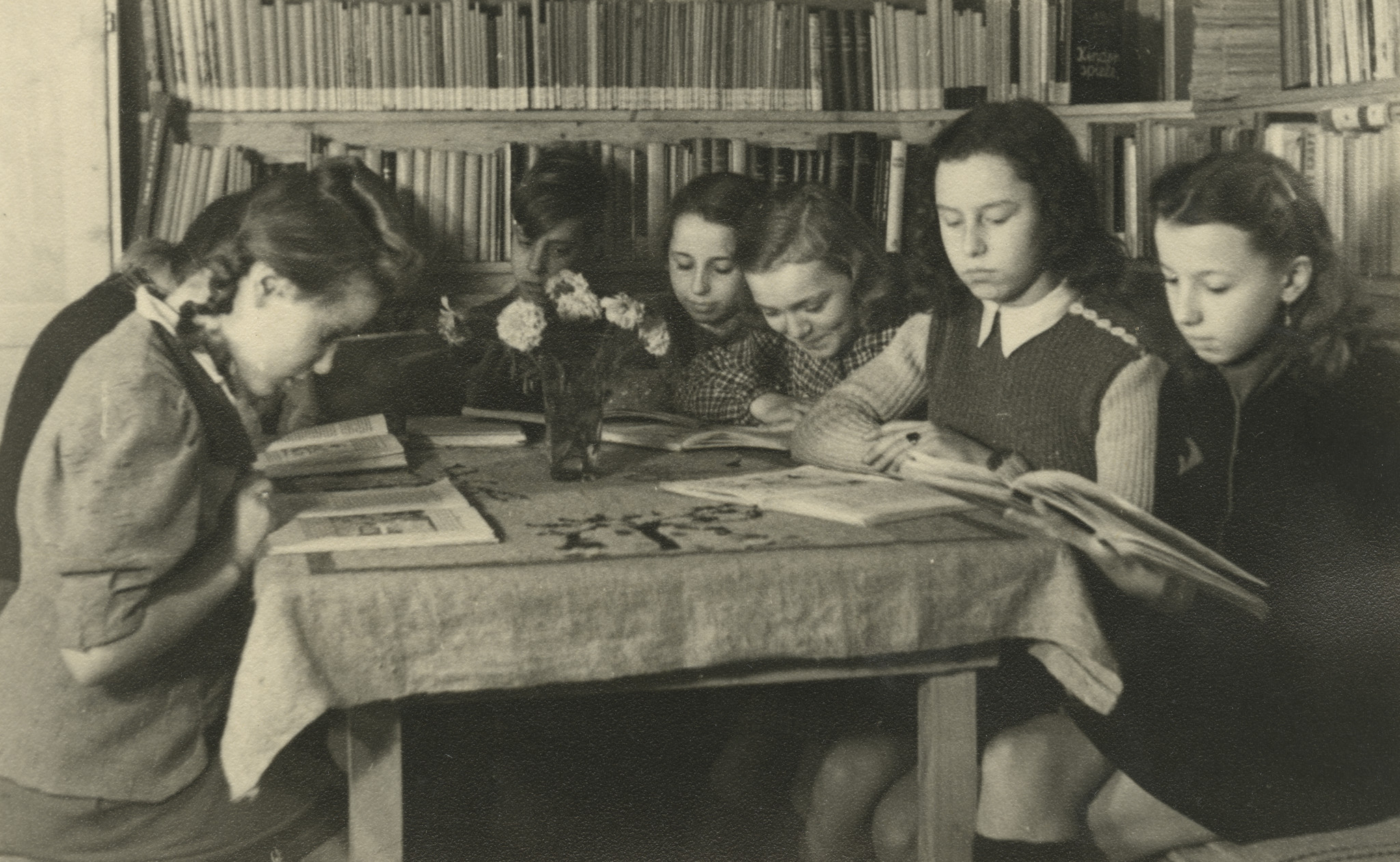 "Köln 1949 - Lesestube"; Mädchen sitzen an einem Tisch und lesen