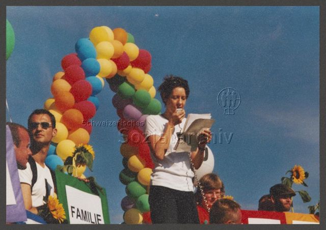 Aktion der HAZ: "Rainbow-Wolke of Love" im Vorfeld der kantonalen Abstimmung zum Partnerschaftsgesetz (08.09.2002)<br>