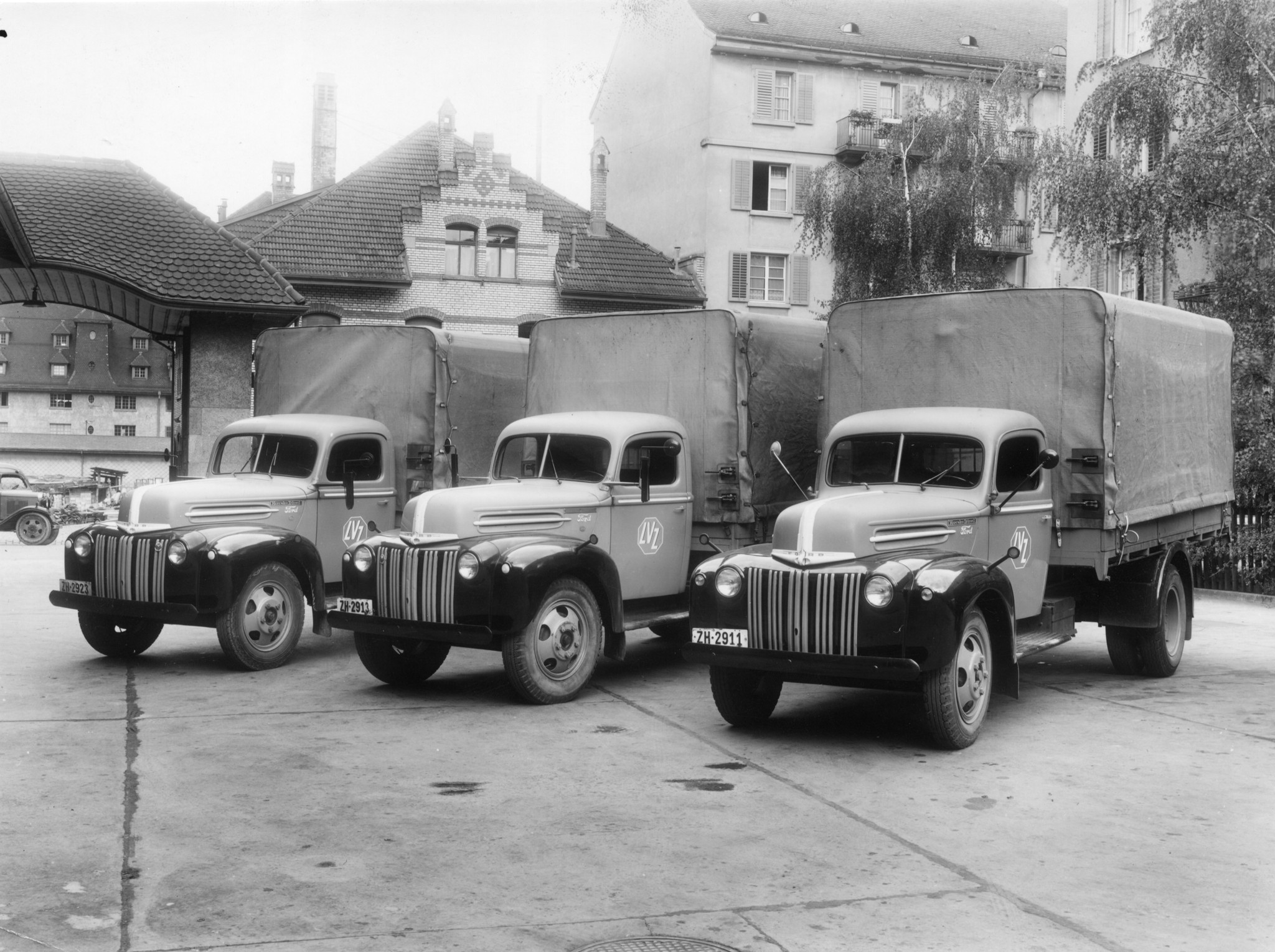 Lieferwagen des Lebensmittelvereins Zürich im Innenhof an der Ernastrasse