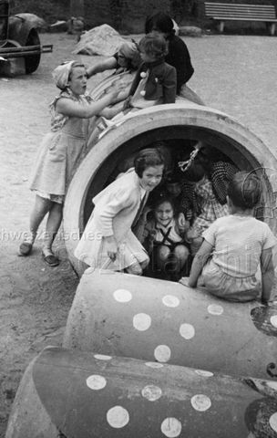 Spielplatz, Siedlung Sonnengarten, Zürich - Kinder beim Spielen in einer Betonröhre; um 1960