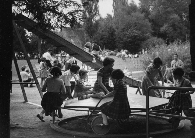 "Park im Grüene", Rüschlikon - spielende Kinder, Karussell, Rutschbahn; um 1960