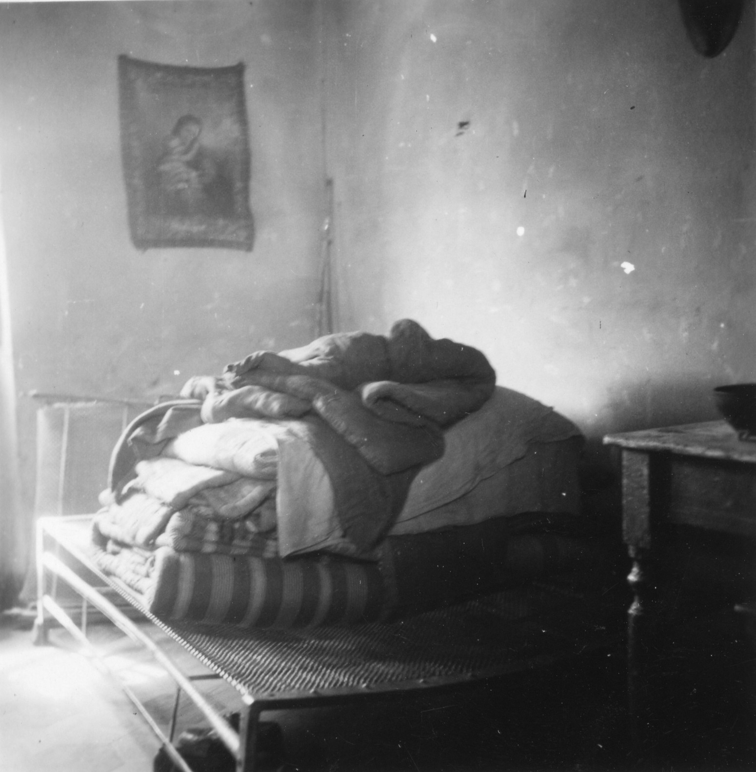 "Milano, Sommer 1946. Intérieurs bei Hausbesuchen für die AERMO-Möbelverteilung."; Bettwäsche auf einer Pritsche