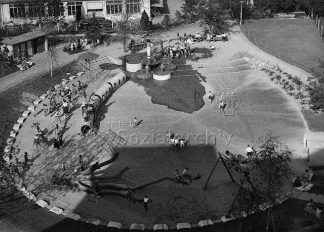 Spielplatz "Heiligfeld, Zürich" - Ansicht von oben, spielende Kinder; um 1960