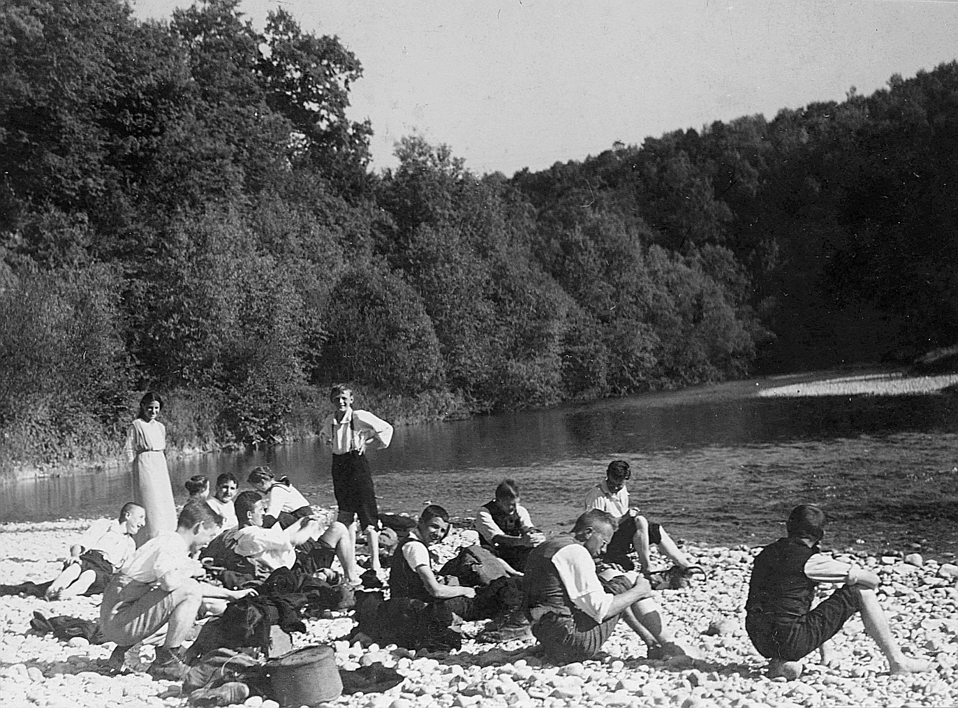 Wandervögel sitzen und stehen am Ufer eines Wasserlaufs (vermutlich) (1920)