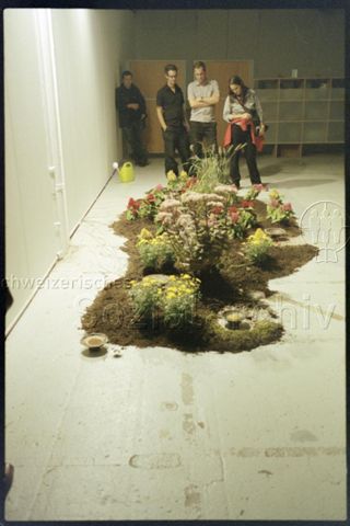 Publikum bei der Installation von Simone Gerber, abgebildet u.a. Bernd Schurer und Marcus Maeder