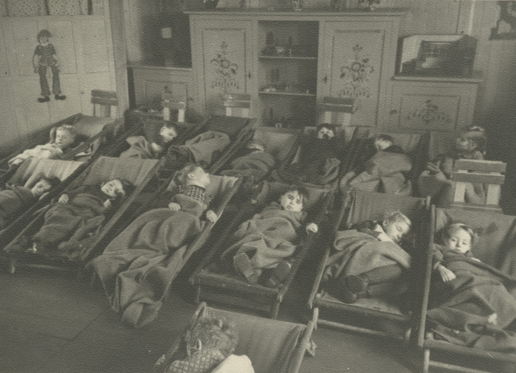 "Köln 1949 - Mittagsruhe im Kindergarten"; Kinder schlafen in kleinen Liegen