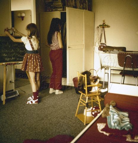 "Aus Schweizer Illustrierte-Artikel 'Kein Platz für Kinder', Kinderzimmer"; 1971