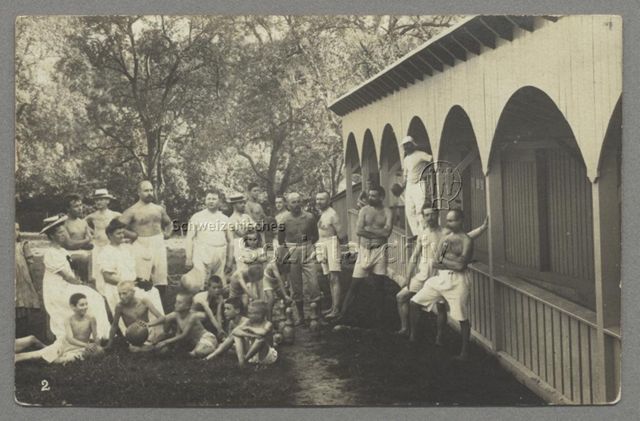 Frauen, Männer und Kinder (vermutlich in einem Freibad), Stempel "Naturheil-Verein Zürich", um 1910