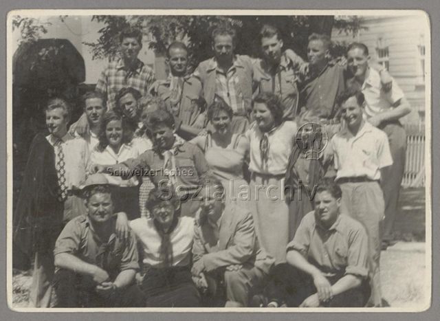 Vermutlich Mitglieder einer sozialistischen Jugendorgansiation, um 1940