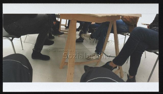 Personen am Tisch (Füsse)