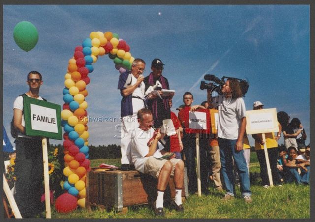 Aktion der HAZ: "Rainbow-Wolke of Love" im Vorfeld der kantonalen Abstimmung zum Partnerschaftsgesetz (08.09.2002) – Röbi Rapp und Ernst Ostertag mit Megaphon<br>